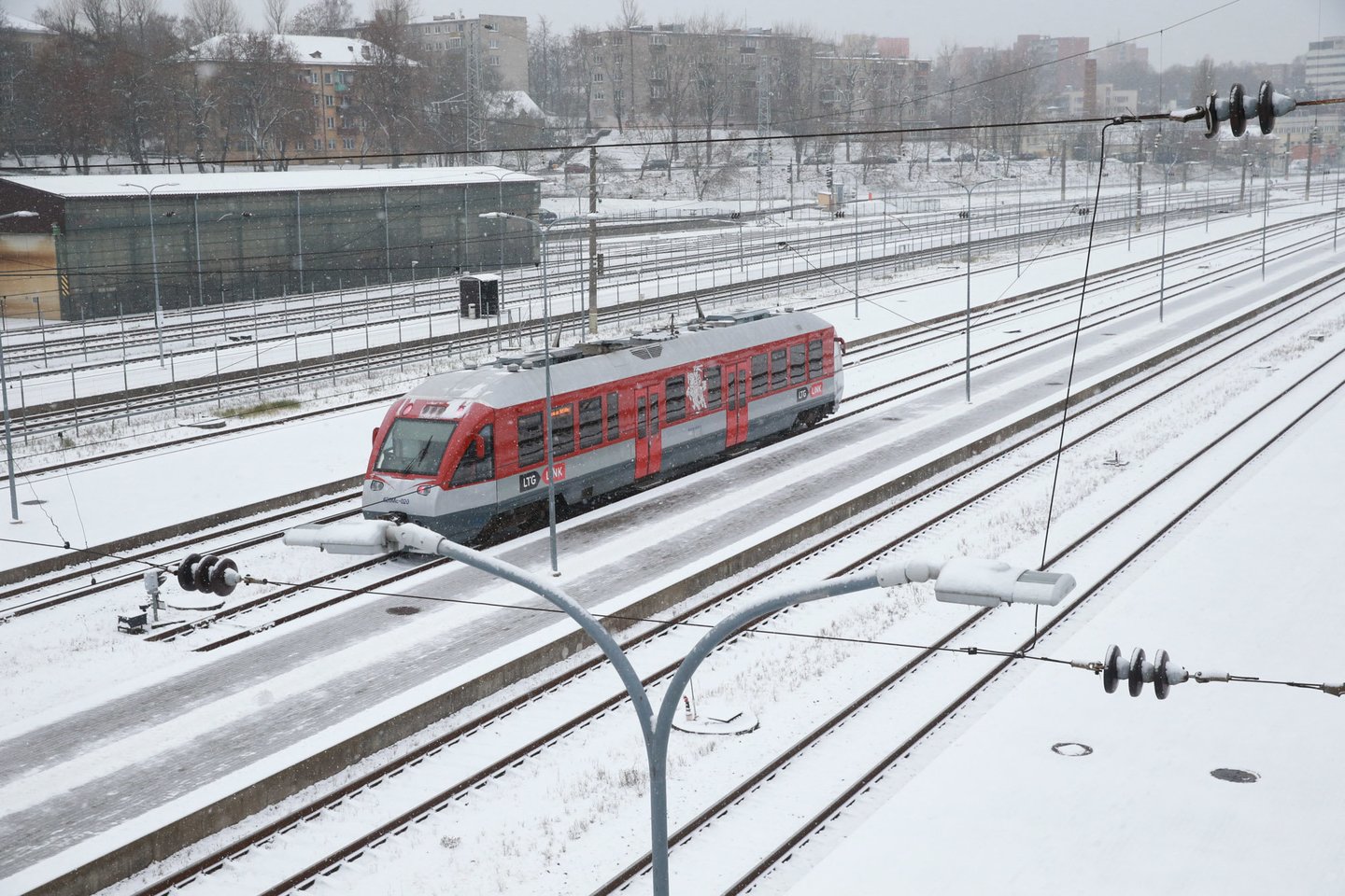 Penktadienį pradėję riedėti kalėdiniai traukiniai supykdė keleivius.<br>R.Danisevičiaus nuotr.