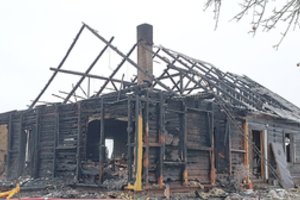 Šeimos tragedija šalia Marijampolės: gaisras pražudė tėvą, neįgali dukra sunkios būklės, mamą ištiko šokas