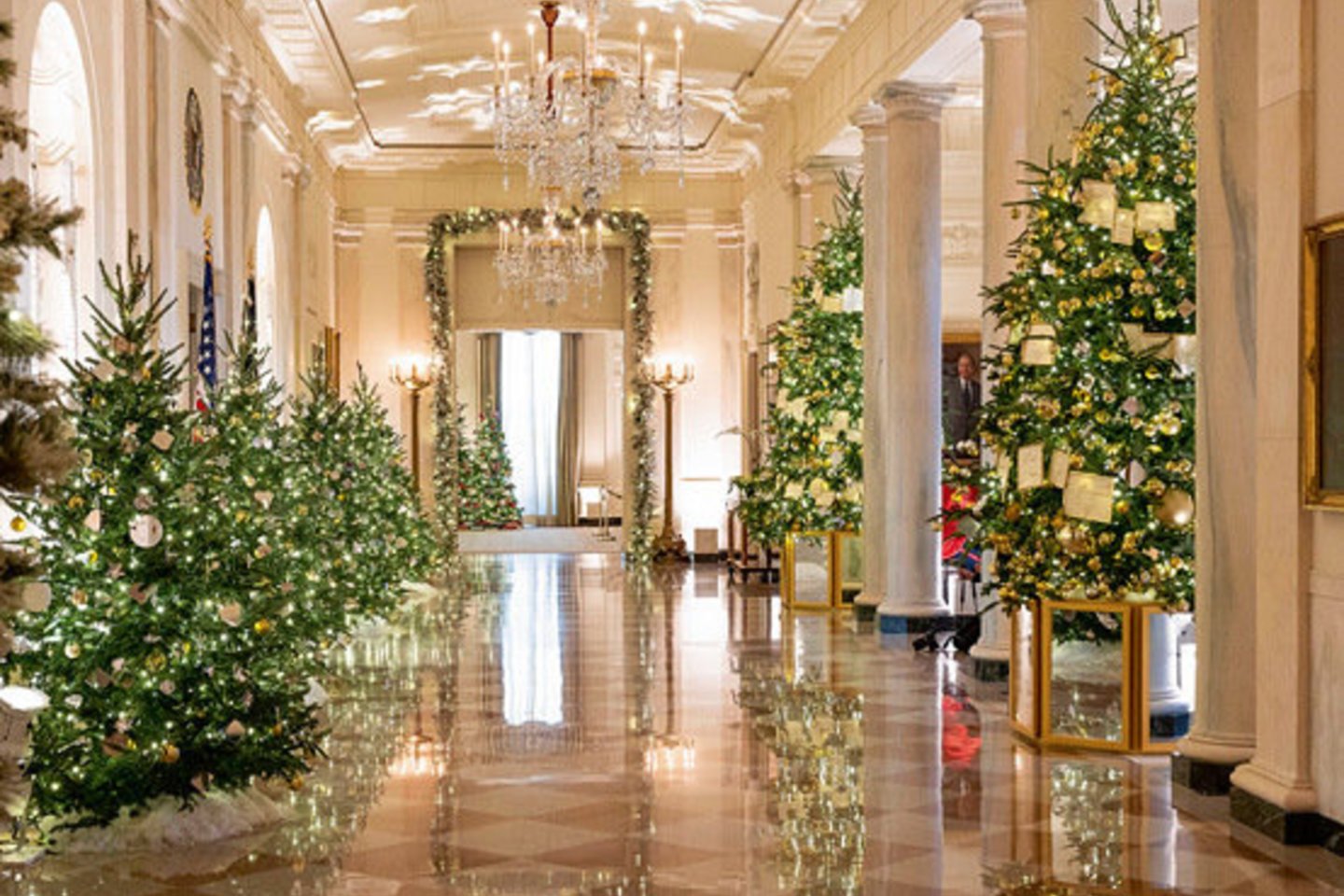  Visuose Baltuosiuose rūmuose yra 77 Kalėdų eglės su 83 615 šventinių žibintų, kurie puošia medžius, girliandas, vainikus ir vitrinas.<br> Scanpix nuotr.