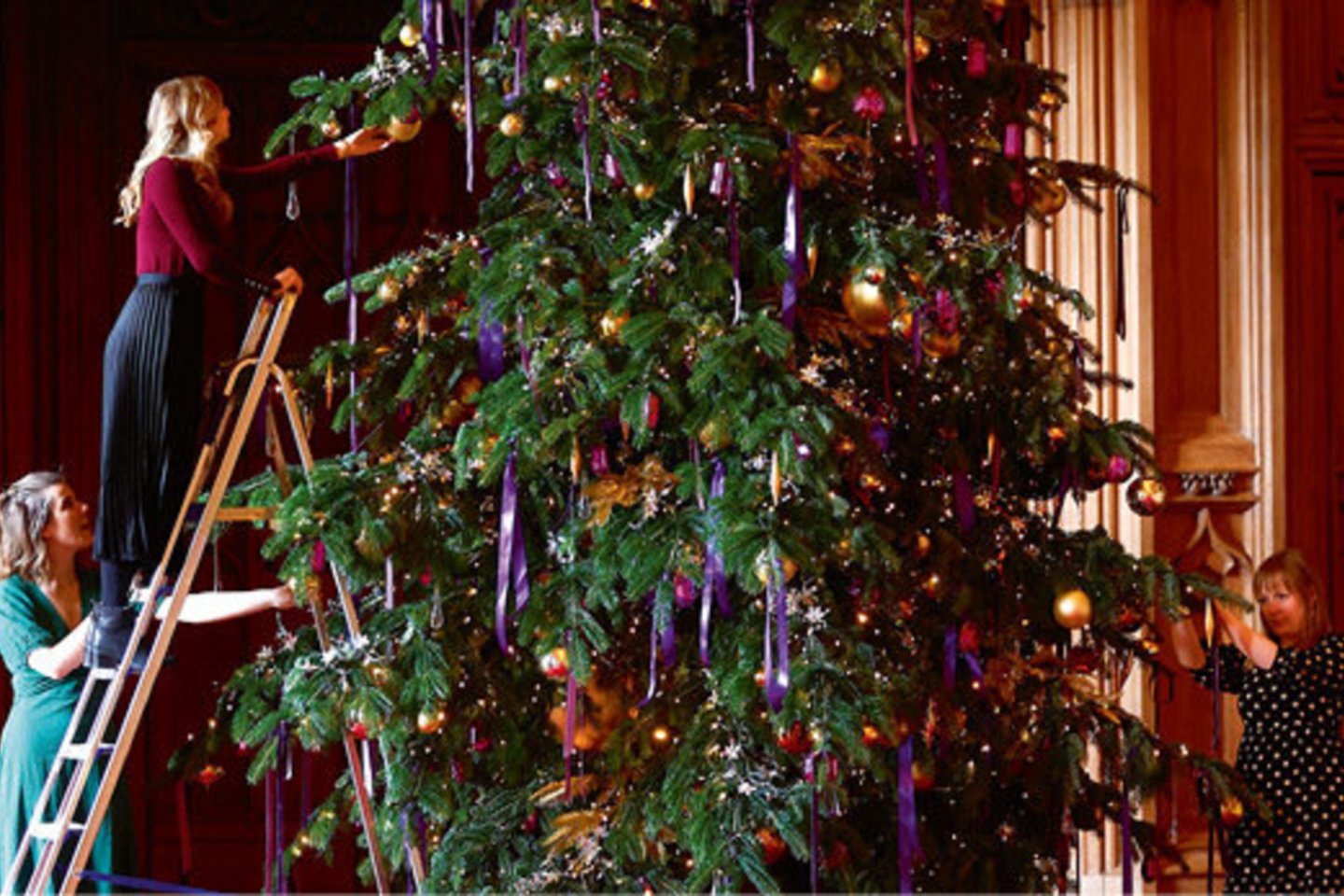 Likus mėnesiui iki Kūčių kalėdinės dekoracijos sužibo ir Vindzoro pilyje.<br> Scanpix nuotr.