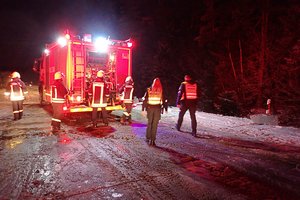 Šakių r. nuo kelio į upelį nuskriejo „Škoda“, prireikė ugniagesių