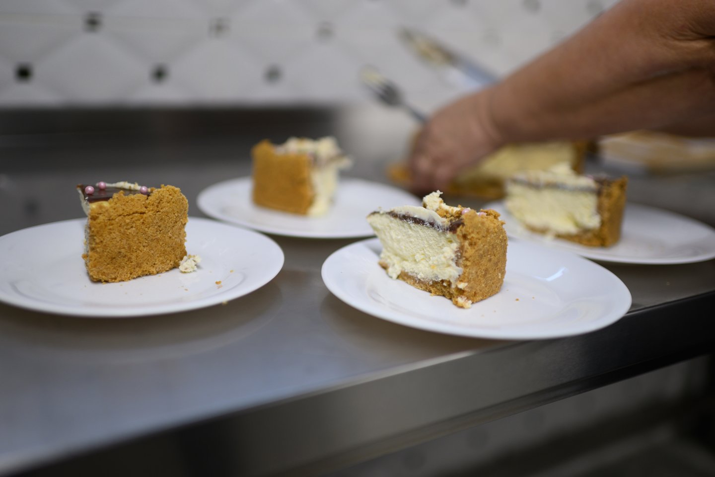 Rikotos sūrio tortas – vienas populiariausių kepyklėlės „SanGita“ gardėsių.<br> V.Skaraičio nuotr.