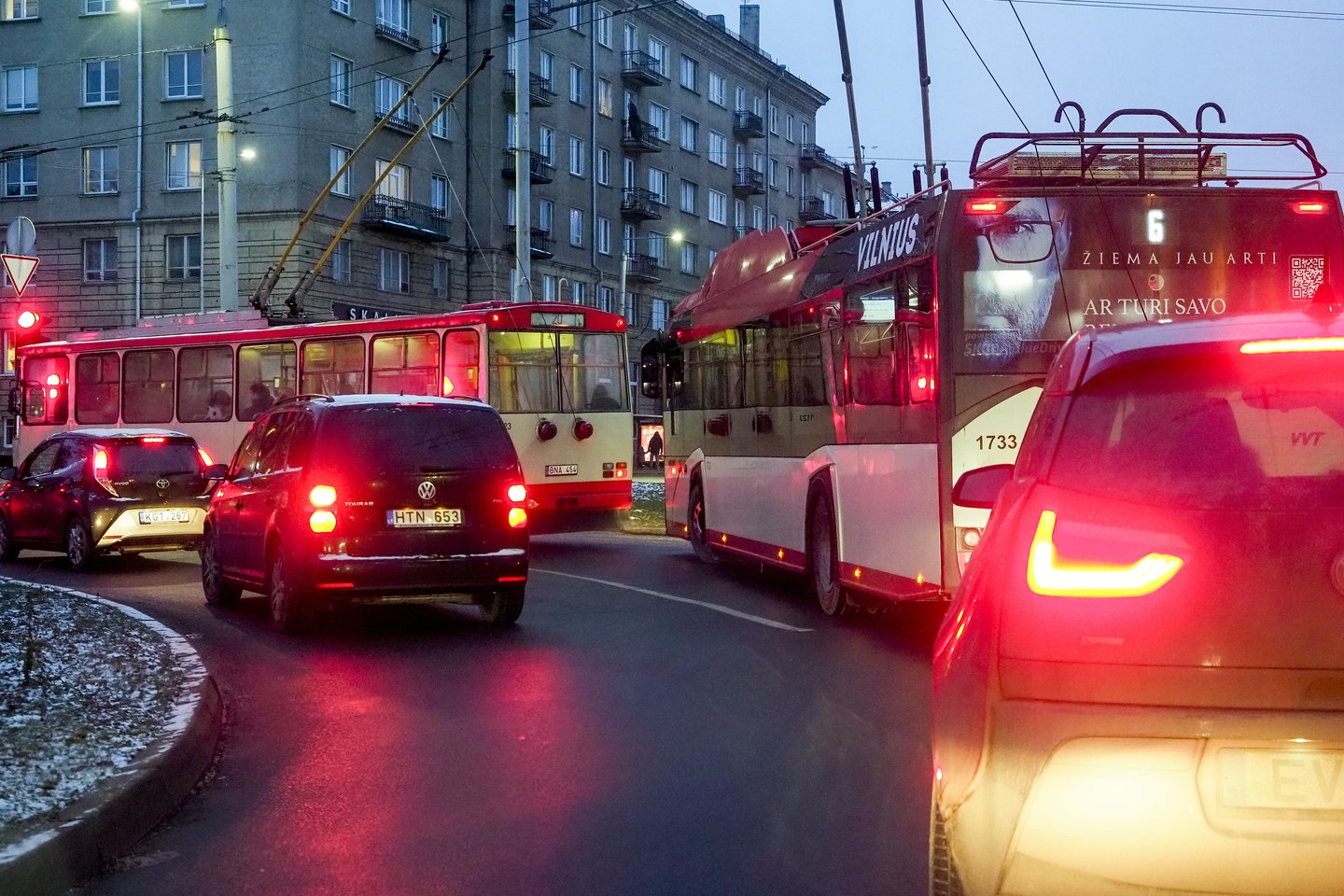 Šimtai sostinės viešojo transporto darbuotojų užuot sėdę prie autobuso ar troleibuso vairo, pasirinko streikuoti.<br>V.Ščiavinsko nuotr.