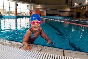 Lietuvoje vaikai ir toliau stokoja plaukimo įgūdžių: olimpietis pataria, kaip ir kada pradėti