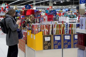 Finansų specialistė išaiškino, kodėl improvizacijos parduotuvėje perkant dovanas – blogas sprendimas