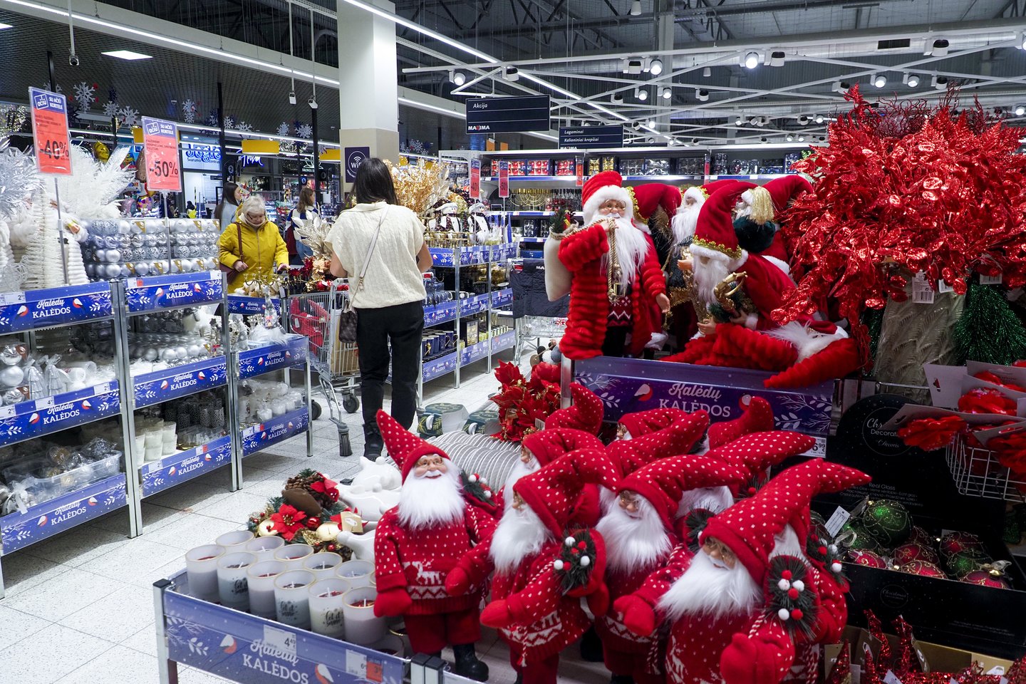 „Maxima“ kalėdinei prekybai paruošė ir pavienių dovanų, ir jų rinkinių.<br> V.Ščiavinsko nuotr.