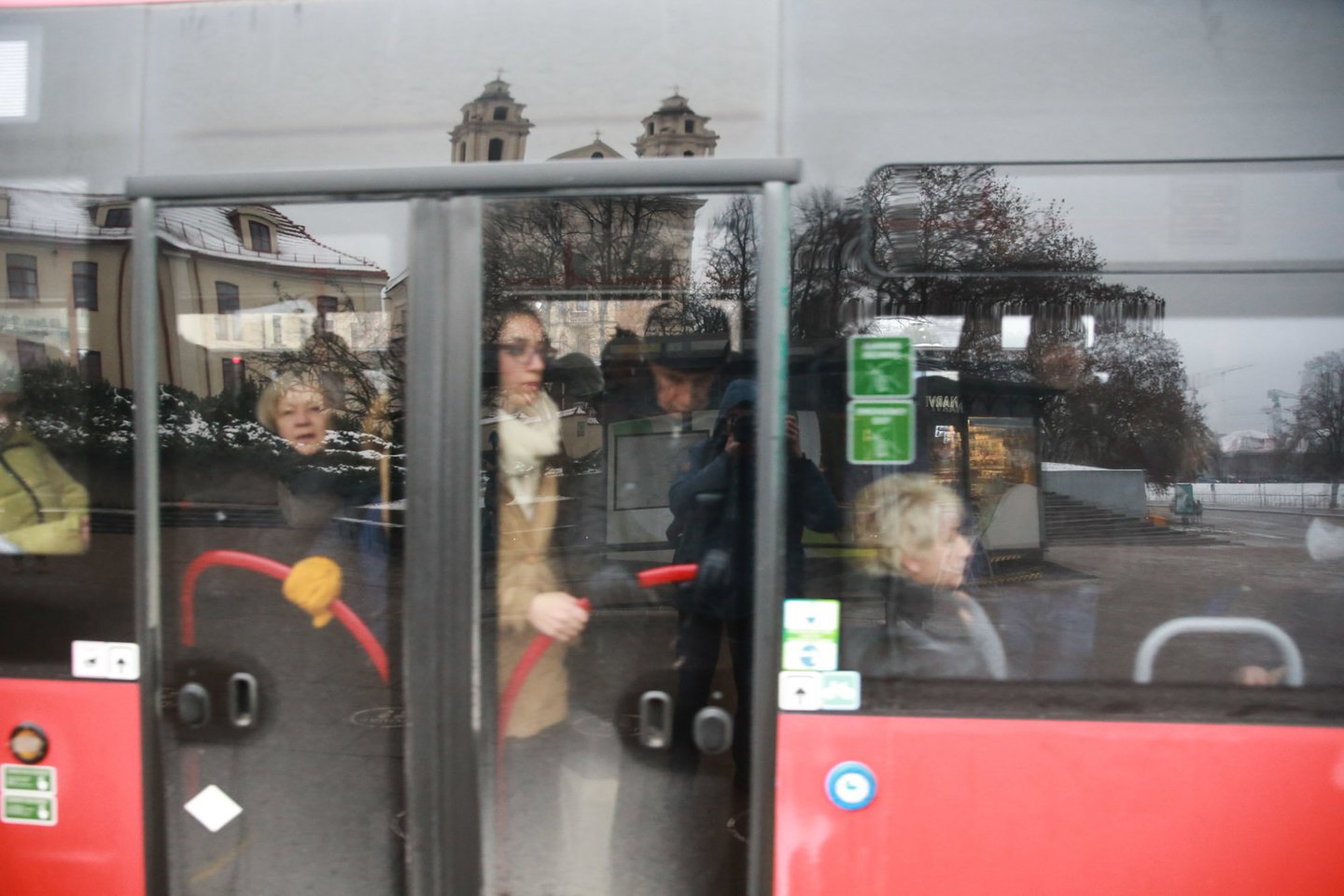 Šimtai sostinės viešojo transporto darbuotojų užuot sėdę prie autobuso ar troleibuso vairo, pasirinko streikuoti.<br>R.Danisevičiaus nuotr.