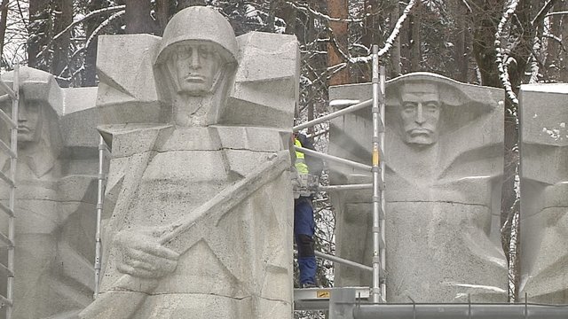 Ketinimai virto veiksmais: Antakalnio kapinėse pradedamas ardyti paminklas sovietų kariams 