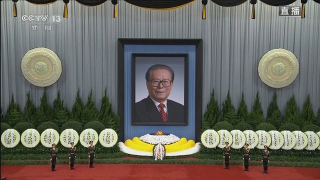 Kinijoje atsisveikinama su buvusiu šalies prezidentu: į ceremoniją atvykęs Xi Jinpingas negailėjo padėkų 