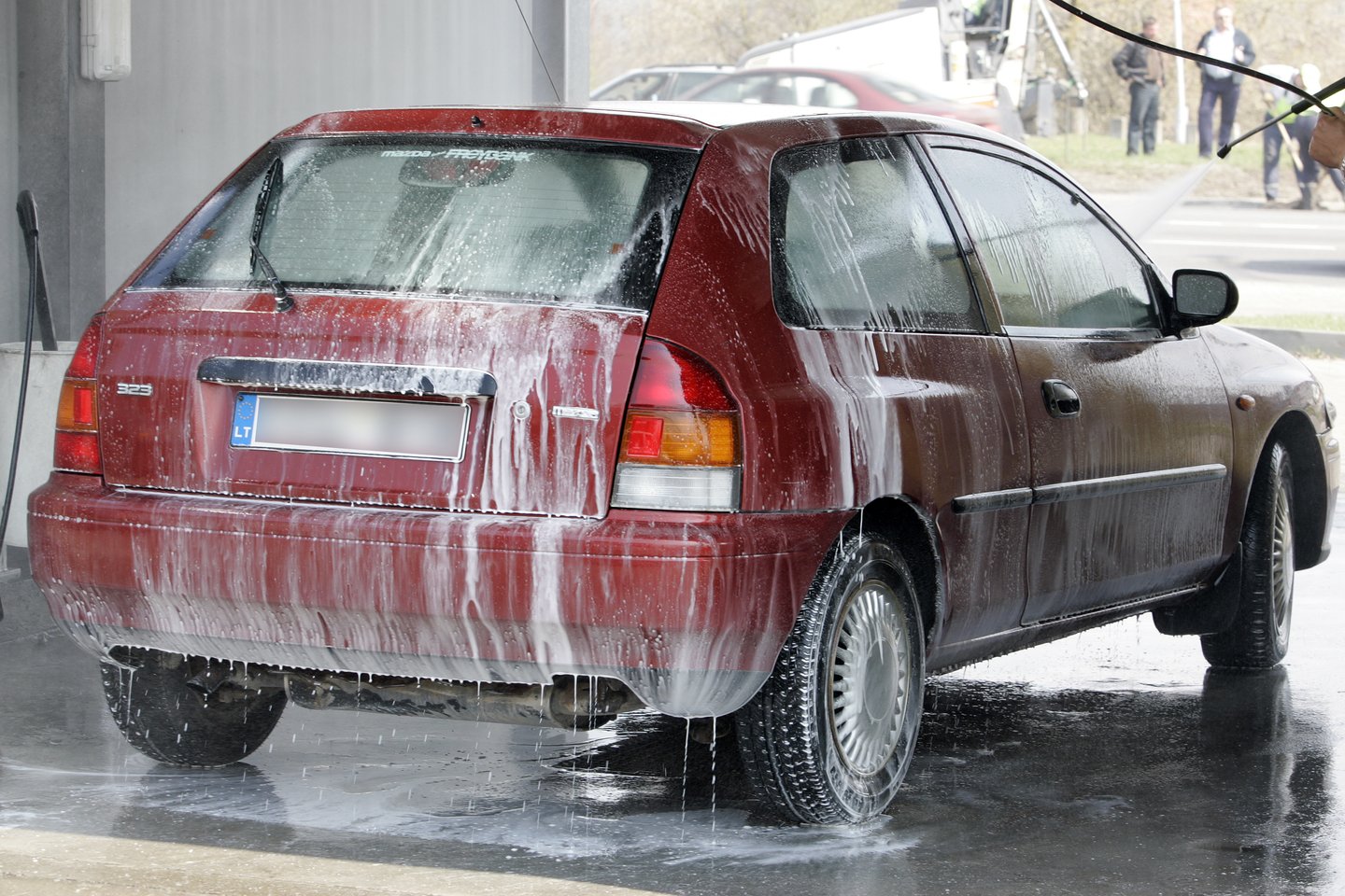Dar ne visi lietuviai žiemą drįsta plauti automobilį, nes išgyvena, jog ryte gali likti be durų rankenėlės.<br>V.Balkūno nuotr.