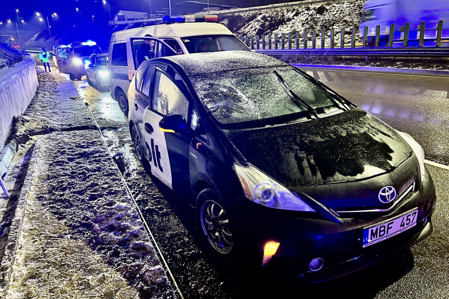 Vilniuje „Bolt“ vairuotojas sužeidė 3 pareigūnus.<br> Lrytas.lt koliažas.