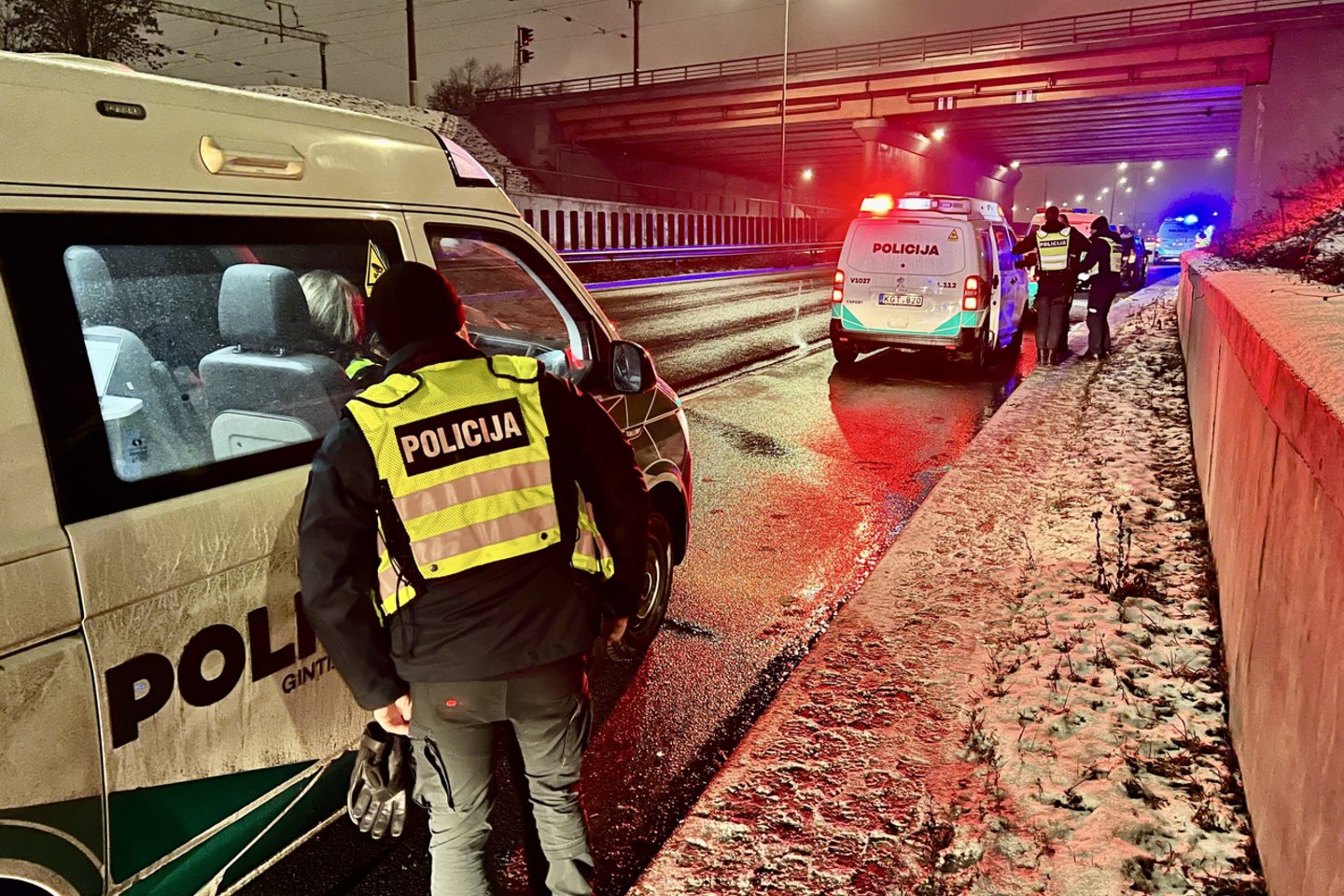 Vilniuje „Bolt“ vairuotojas sužeidė 3 pareigūnus.<br> V.Ščiavinsko nuotr.