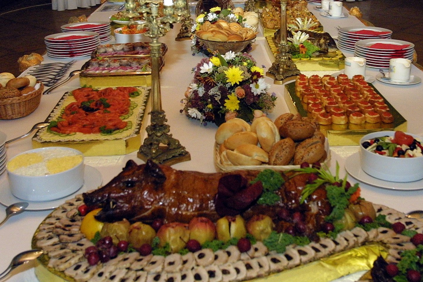stalas,vaišės,balius,maistas<br>P.Lileikio asociatyvioji nuotr.