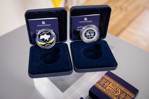 Į apyvartą išleidžia Ukrainos kovai skirtą kolekcinę monetą – surinktomis lėšomis prisidės prie humanitarinės pagalbos