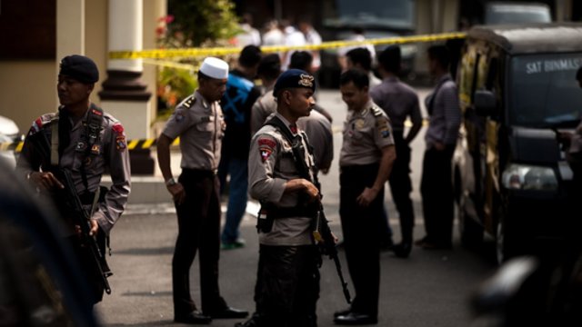 Kraupus sprogdintojo mirtininko išpuolis Indonezijoje: sužeisti trys policijos pareigūnai