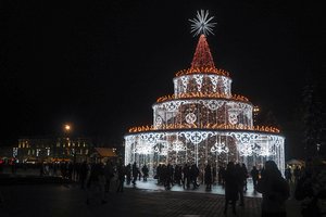 Vilniaus Kalėdų eglę apgaubė įtarimų šešėlis: FNTT aiškinasi dėl išlaidų „tortui“ ir šventinėms reikmėms