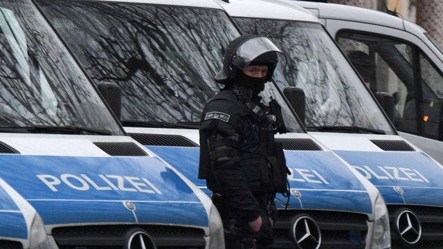 Skandalas Vokietijoje: suimti 25 kraštutinių dešiniųjų „teroristinės grupės“ nariai