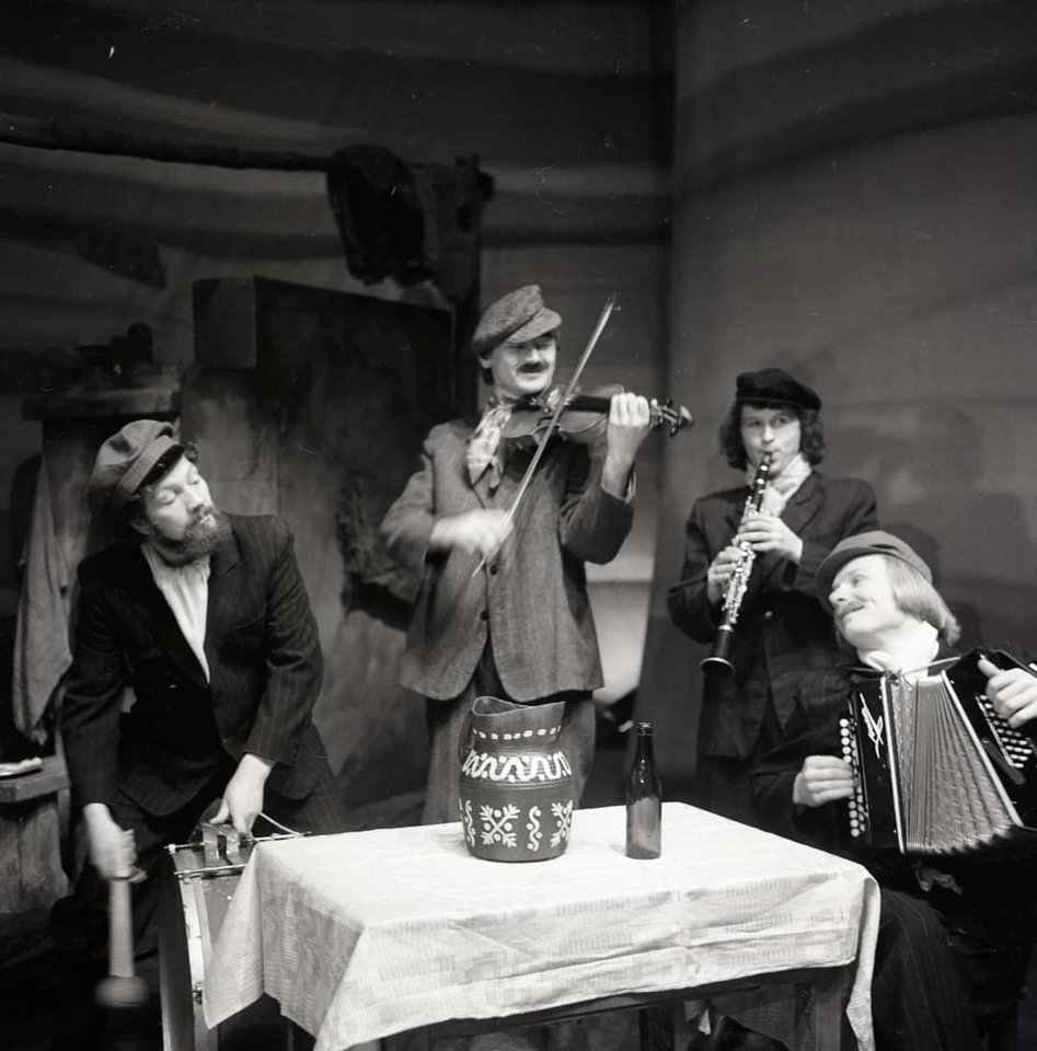 A.Šimanskis (dešinėje) spektaklyje pagal Žemaitės apysaką "Petras Kurmelis". <br>B.Aleknavičiaus nuotr.