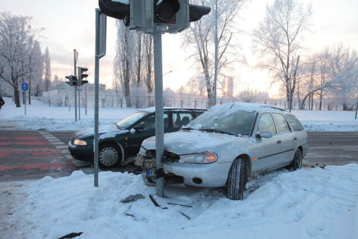 Spustelėjęs šaltukas ir gatvių bei kelių ruožus padengęs ledas pajūrio gyventojus privertė prisiminti šiltuoju metų laiku primirštus vairavimo įgūdžius.<br>www.ve.lt nuotr.
