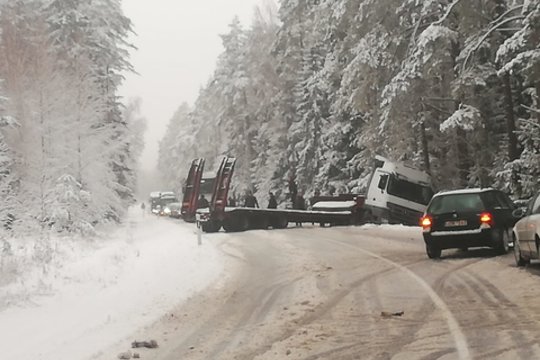 Nesuvaldytas sunkvežimis kuriam laikui visiškai blokavo kelią Tauragė-Jurbarkas 