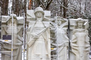 Antakalnio kapinėse nukelta viena iš šešių stelų – provokacijų neužfiksuota