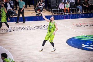 A. Milakniui sunkiai krito tritaškiai