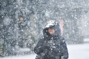 Sinoptikai: dalyje Lietuvos drėbs daug sniego, pustys, o vos per naktį smarkiau atšals 