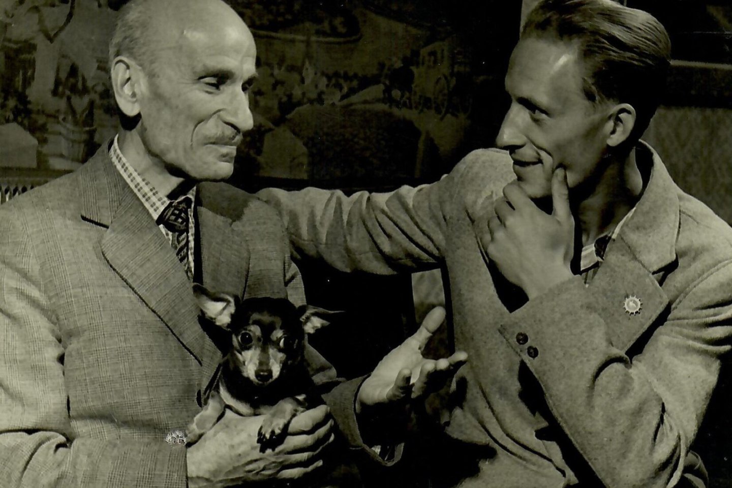 F.Milevičius (kairėje) su savo mylimu šuniuku ir draugu. LTMKM eksponatas.<br> Fotografas nežinomas. 