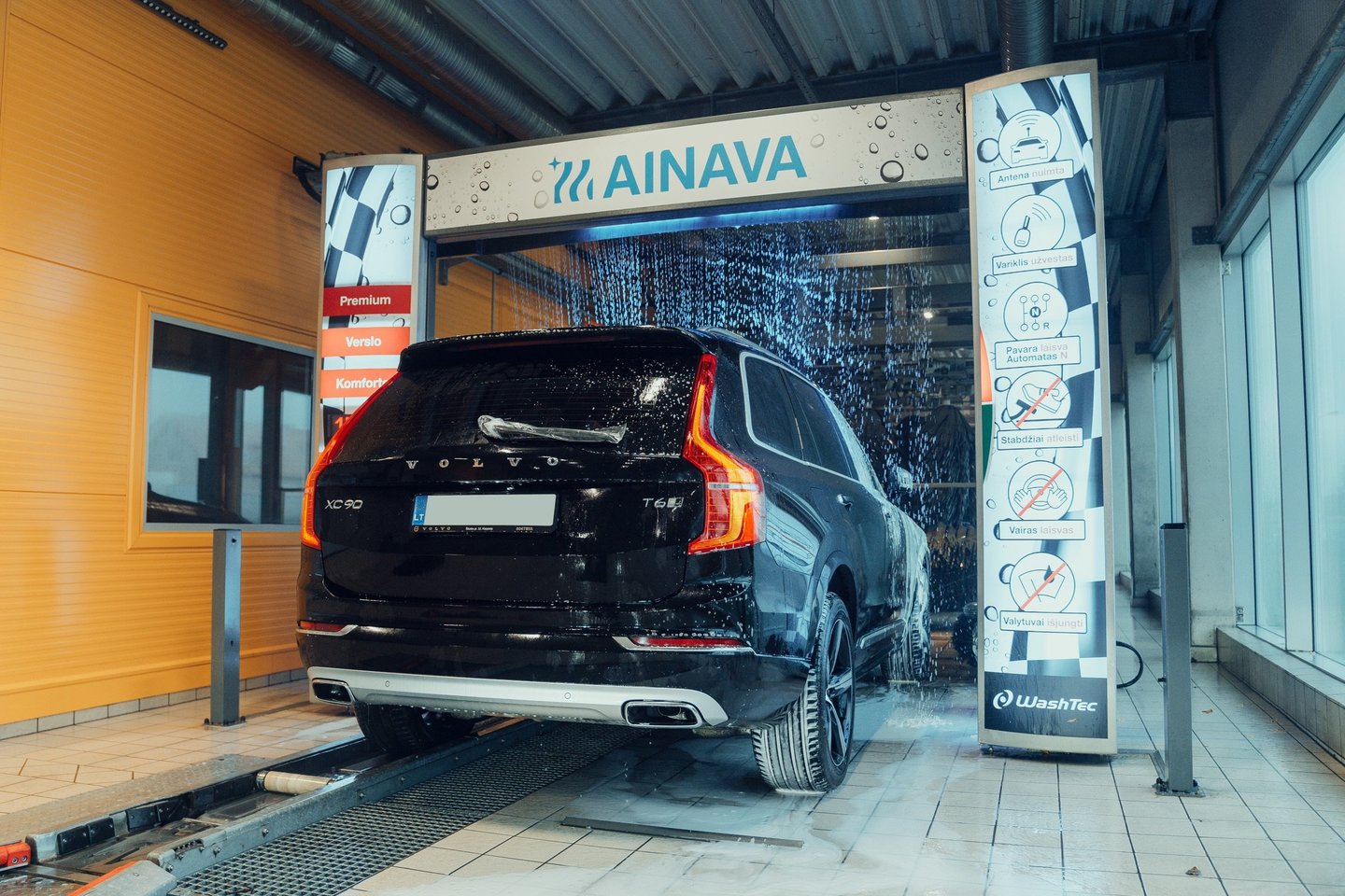 Dar ne visi lietuviai žiemą drįsta plauti automobilį, nes išgyvena, jog ryte gali likti be durų rankenėlės.<br>„Ainava“ nuotr.