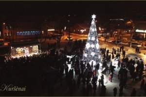 Kuršėnuose įžiebta Kalėdų eglė: žaliaskarės palydovais tapo puošnūs elniai 