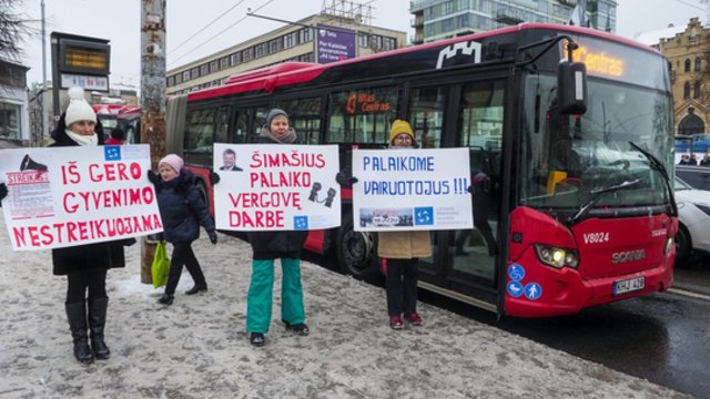 Vilniuje tęsiasi neterminuotas VVT darbuotojų streikas: vietoje susitarimo – konfliktas