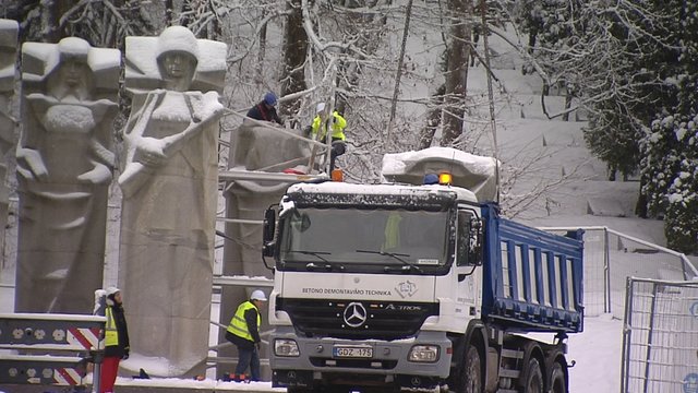 Vilniaus Antakalnio kapinėse tęsiami sovietinio paminklo išardymo darbai: nukeltos stelų „galvos“