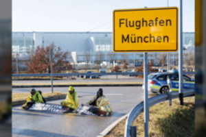 Klimato aktyvistai dviejuose Vokietijos oro uostuose blokavo kilimo ir tūpimo takus