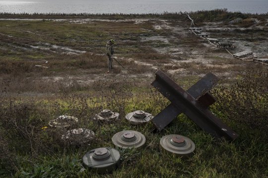 V. Zelenskis rusų vykdomą minų terorą pavadino žiauresniu už raketas: jų pašalinimui prireiks ne vienerių metų