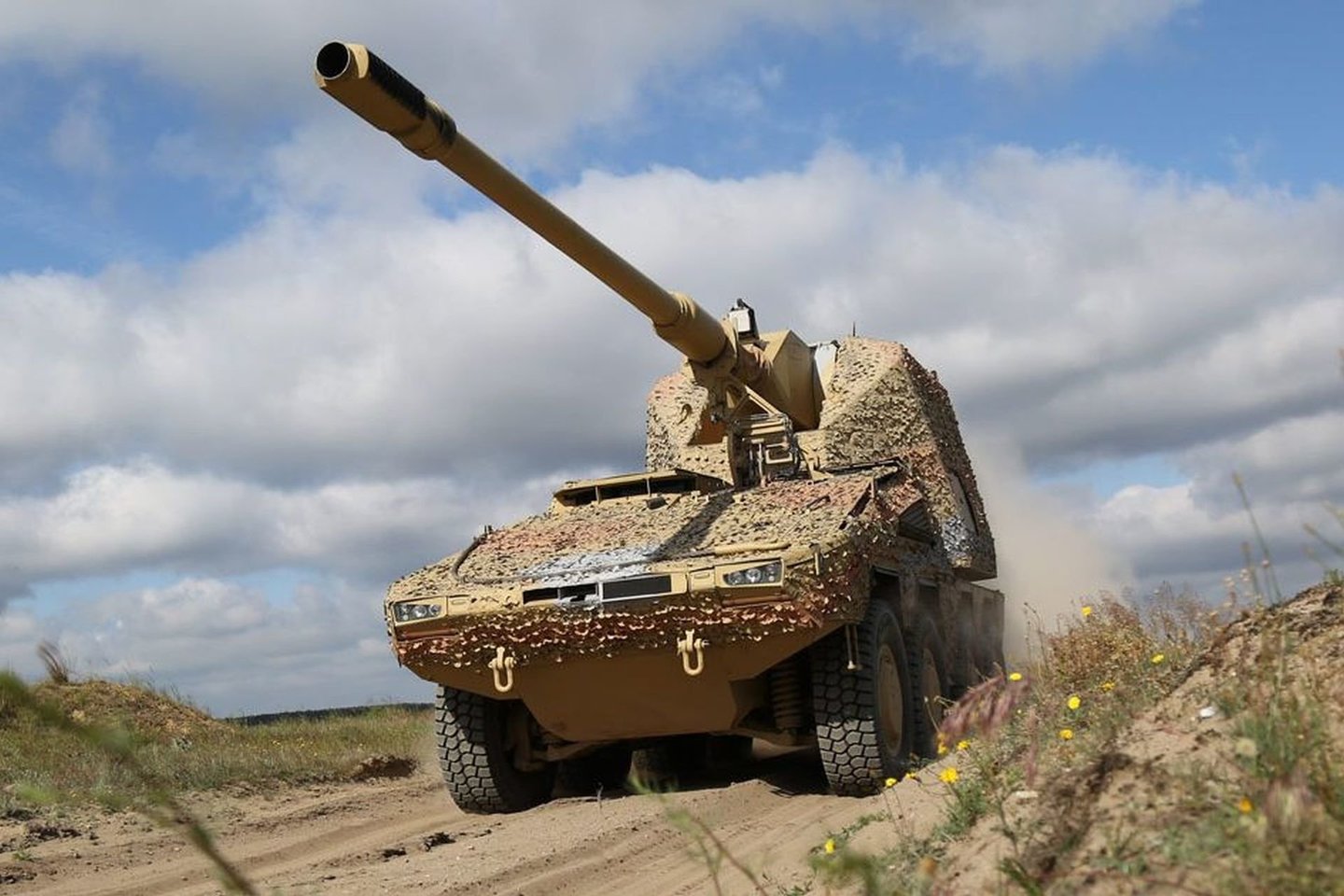  Vokietijos vyriausybė oficialiai patvirtino, kad šalis planuoja tiekti Ukrainai naujausias savaeiges haubicas „RCH 155“ – ir artilerijos sviedinius.<br> KMW nuotr.