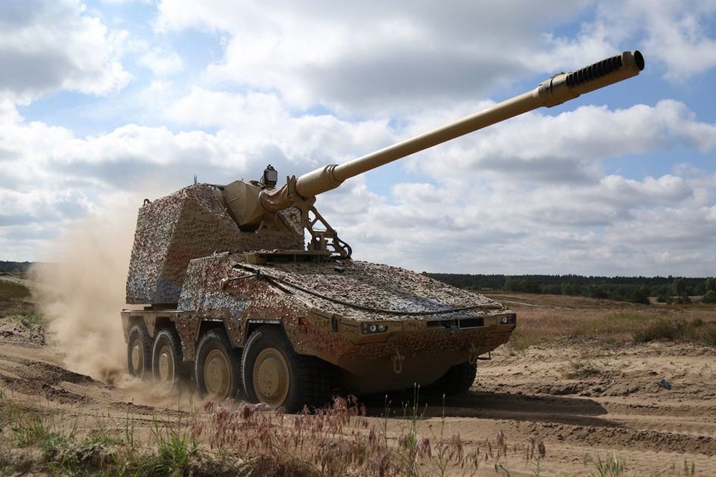  Vokietijos vyriausybė oficialiai patvirtino, kad šalis planuoja tiekti Ukrainai naujausias savaeiges haubicas „RCH 155“ – ir artilerijos sviedinius.<br> KMW nuotr.