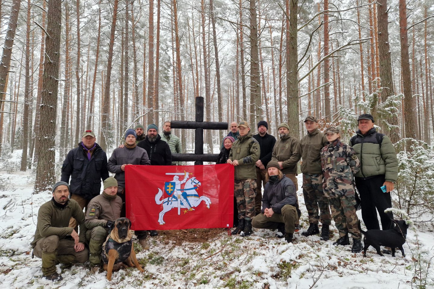 Vienoje pirmųjų A. Ramanausko-Vanago vadaviečių Merkinės apylinkėse iškilo partizanų ženklas - dvigubas kryžius (nuotr. partizanų istorijos puoselėtojai su istorine vėliava). <br> Organizatorių nuotr. 