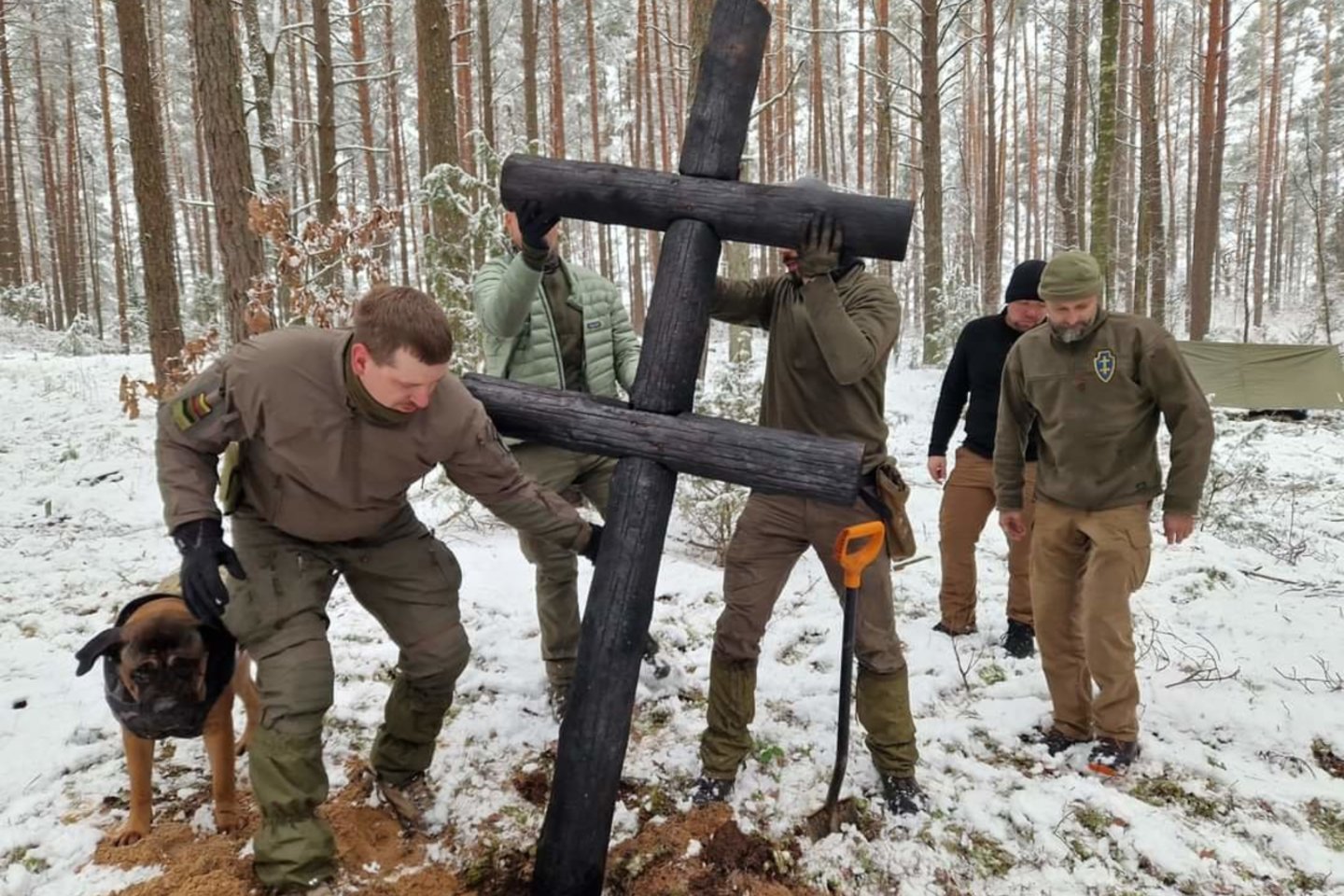  Vienoje pirmųjų A. Ramanausko-Vanago vadaviečių Merkinės apylinkėse iškilo partizanų ženklas - dvigubas kryžius. <br> Organizatorių nuotr. 