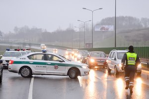 Užfiksavo „unikalų“ greičio viršijimo atvejį: dėl „TikTok“ sekėjų mergina neteko teisės vairuoti