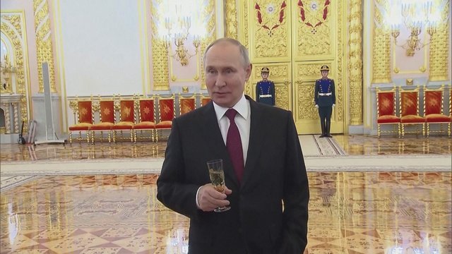 Išplitus V. Putino vaizdo įrašui – įtarimai, kad jis išgėręs: svyruodamas į šonus aiškino, kodėl atakuoja Ukrainą