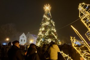 Kėdainiečiai atrakino kalėdiniais stebuklais puoštą eglę