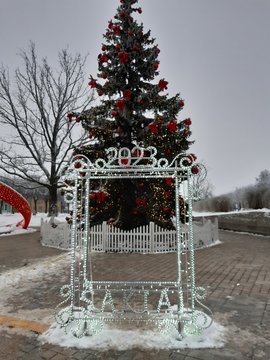  Šakiai įžiebė pasakišką Kalėdų eglę.<br> Šakių turistų informacijos centro nuotr.