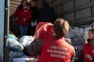 Lietuvos Raudonasis Kryžius surinko daugiau nei 1 tūkst. Ukrainai skirtų miegmaišių