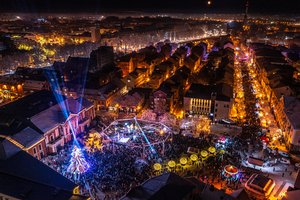 Fantastišką Kalėdų eglę įžiebusi Klaipėda dovanojo tikrą „Atgal į ateitį“ nuotykį