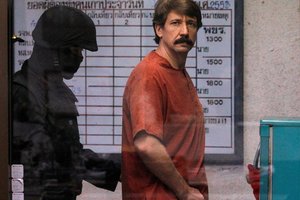 Po mainų į Rusiją grįžęs „Mirties pirklys“ iškart puolė pataikauti V. Putinui: gyrė ir žiaurumus Ukrainoje