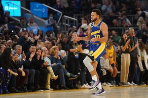 S. Curry ir K. Thompsonas įsisiautėjo: pelnė pusė „Warriors“ taškų ir įveikė „Celtics“