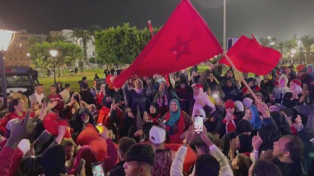 Švenčiančių marokiečių šūksniai skambėjo visame pasaulyje – plėvesavo šalies vėliava ir dangų nušvietė raudoni fejerverkai