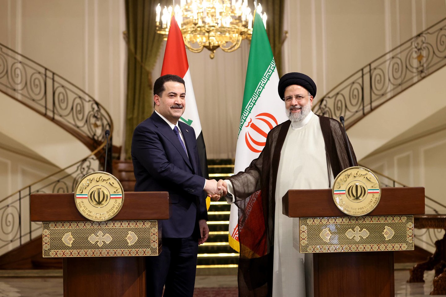 Irano prezidentas Ebrahimas Raisi spaudžia ranką Irako ministrui pirmininkui Mohammedui Shia al-Sudani.<br>CHINE NOUVELLE/SIPA/Scanpix nuotr.