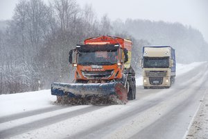 Kelininkai įspėja: naktį eismo sąlygas sunkins snygis, šoninis vėjas ir pustymas