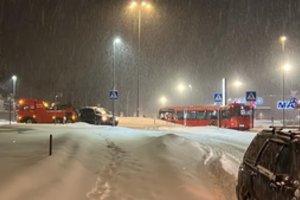 Stiprus snygis paralyžiuoja eismą: užfiksuota, kaip Vilniuje autobusas neužvažiavo įkalnėn